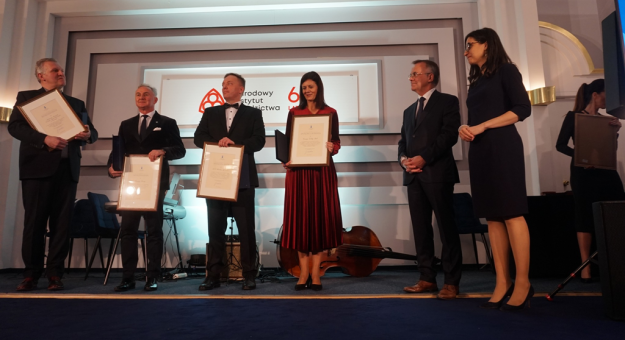 Burmistrz Grażyna Orczyk odebrała nagrodę z rąk Wiceministra Kultury i Dziedzictwa Narodowego Jarosława Sellina i Dyrektor Narodowego Instytutu Dziedzictwa Katarzyny Zalasińskiej