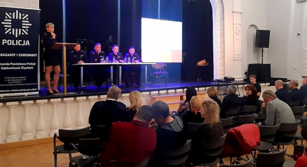 Debata społeczna z udziałem policjantów powiatu ząbkowickiego na temat bezpieczeństwa
