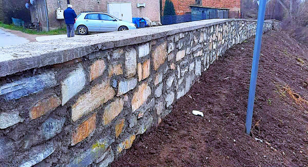 Kolejny etap rekonstrukcji muru oporowego w Doboszowicach na ukończeniu