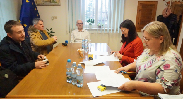 Grażyna Orczyk, burmistrz  Złotego Stoku podpisała umowę z wykonawcą zadania