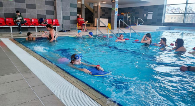 Ponad 500 uczniów uczęszcza na lekcje pływania w ząbkowickiej gminie