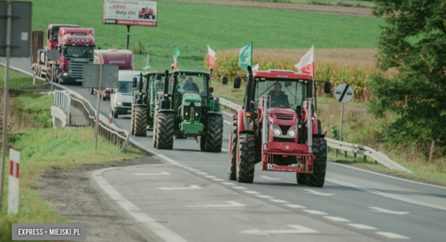 To nie pierwszy w ostatnim czasie protest rolników na naszym terenie. W październiku 2020 roku w całym kraju, w tym także u nas, rolnicy blokowali drogi w ramach protestu przeciwko procedowanej wówczas w parlamencie „Piątce dla zwierząt”