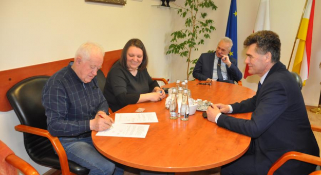 Podpisanie umów z organizacjami na wsparcie realizacji zadań publicznych Powiatu Ząbkowickiego