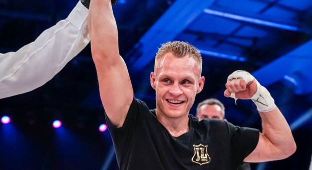 	Damian Gurtatowski udanie debiutuje na zawodowym ringu bokserskim