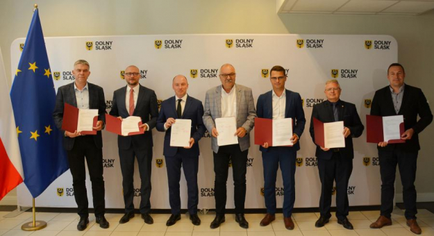 W ubiegłym tygodniu podpisane zostały pierwsze umowy na dofinansowanie realizacji inwestycji z Powiatem Lubińskim, Gminą Szczawno Zdrój, Gminą Stoszowice oraz Gminą Świdnica