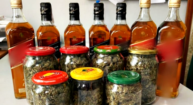 Marihuana zamknięta w słoikach oraz butelki whisky ujawnione u 30-latka