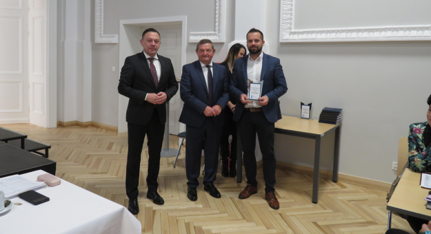 Nagrodę przyznaną ząbkowickiej gminie odebrał Dariusz Małozięć, zastępca burmistrza