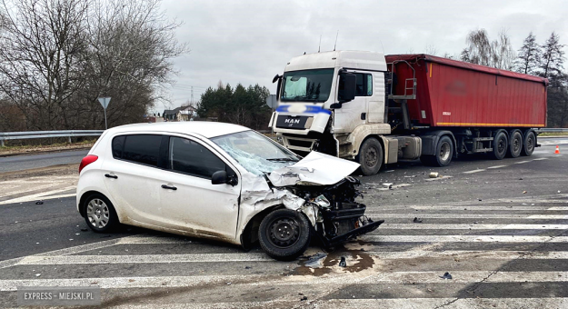 Zderzenie dwóch pojazdów na skrzyżowaniu ul. Legnickiej z krajową ósemką