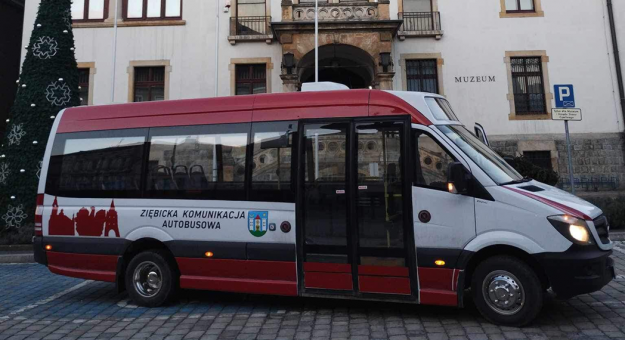 Ziębicka Komunikacja Autobusowa dociera do wszystkich miejscowości gminy Ziębice. Gminnymi autobusami można też dojechać do Ząbkowic Śląskich