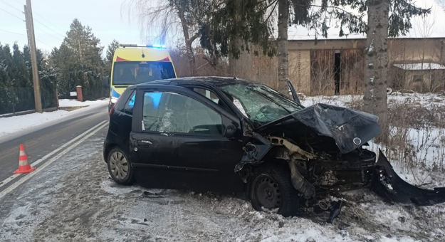 Wypadek samochodu osobowego w Niedźwiedniku