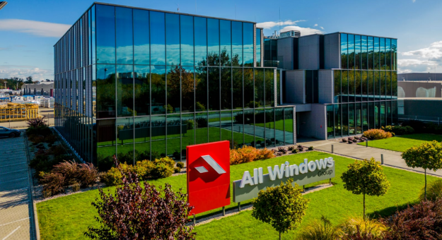 Firma All Windows Group istnieje od 1997 roku tworząc stolarkę okienną i drzwiową z pasją i zaangażowaniem. Oferta firmy obejmuje okna PCV, aluminiowe, drzwi podnoszono-przesuwne, drzwi zewnętrzne, rolety zewnętrzne nadstawne, żaluzje fasadowe oraz szyby. Produkty All Windows Group dostarczane są do wielu krajów Europy