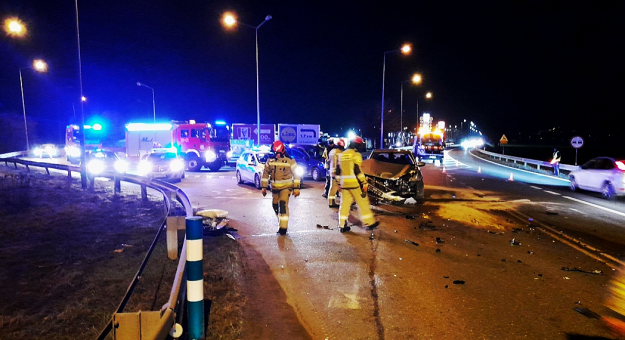 Zderzenie dwóch aut osobowych na skrzyżowaniu krajowej ósemki z ul. Wrocławską