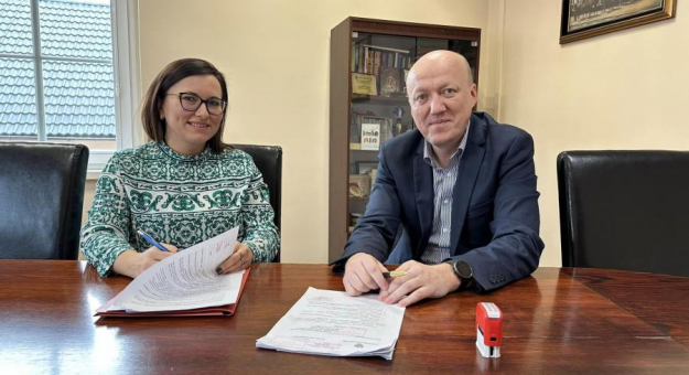 Dokumenty w sprawie dofinansowania podpisali: Kamila Cisakowska-Brożek - kierownik MGOPS w Ziębicach oraz Mariusz Szpilarewicz - burmistrz Ziębic