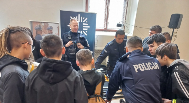 Policjanci promowali swój zawód na Targach Pracy i Edukacji w Ząbkowicach Śląskich