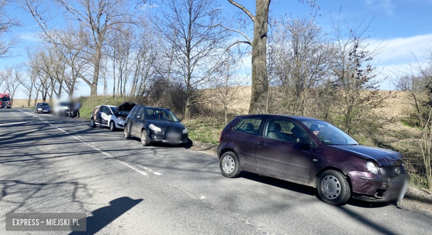 Zderzenie czterech samochodów osobowych między Ząbkowicami Śląskimi a Kamieńcem Ząbkowickim 