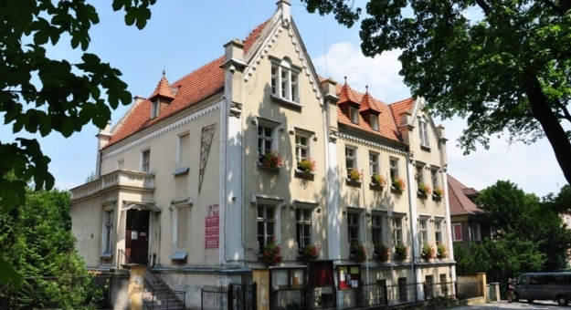 Budynek Starostwa Powiatowego w Ząbkowicach Śląskich przy ul. Sienkiewicza zyska nowy dach