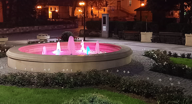 W zrewitalizowanym parku miejskim pojawiła się m.in. podświetlana po zmroku fontanna, zmieniająca kolory