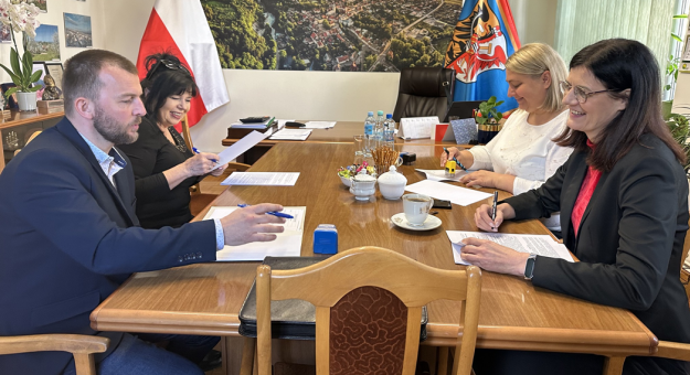 Podpisanie umowy na przydomową oczyszczalnię ścieków dla budynku komunalnego w Chwalisławiu