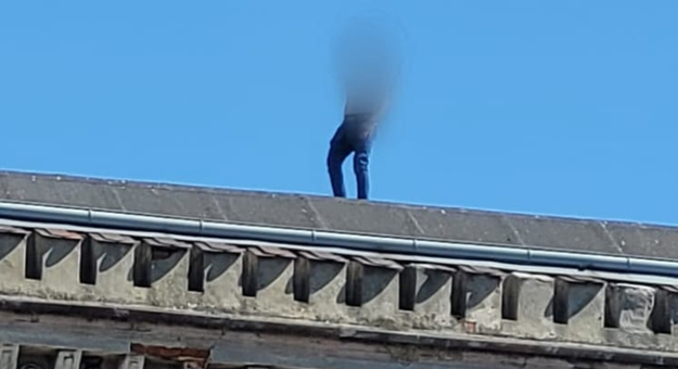 36-latek „spacerującył” po dachu budynku