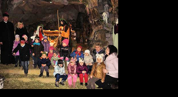 Wycieczka maluchów do Szopki Bożonarodzeniowej w Bobolicach