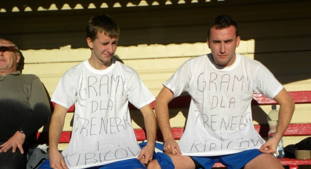 Właśnie w takich koszulkach wyszli na rozgrzewkę piłkarze Sparty w meczu z Górnikiem Boguszów-Gorce