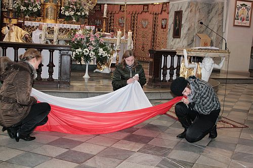 "Tym, co zmarli za Ojczyznę, hołd wdzięczności Polska składa…"