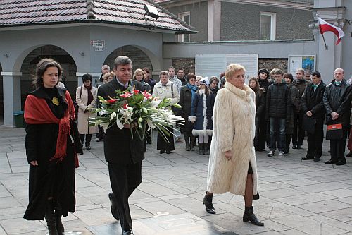 "Tym, co zmarli za Ojczyznę, hołd wdzięczności Polska składa…"