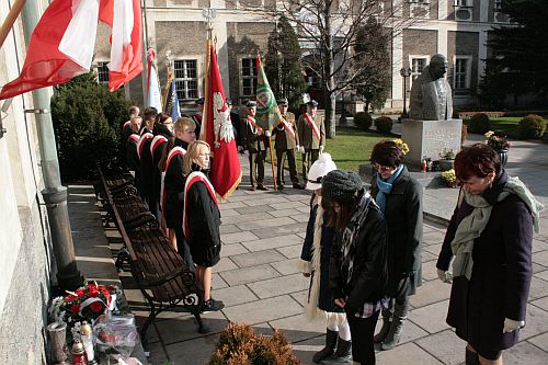 "Tym, co zmarli za Ojczyznę, hołd wdzięczności Polska składa…"