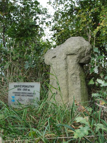 Krzyż pokutny usytuowany pomiędzy Henrykowem a Lipą