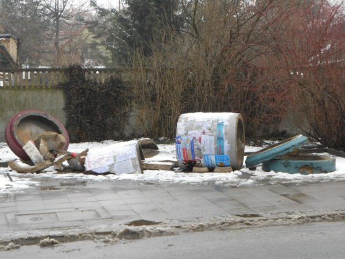 Zderzenie ze słupem betonowym samochodu osobowego