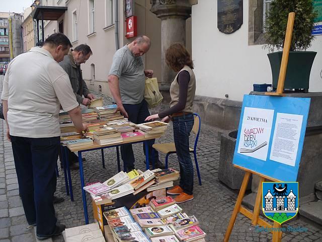 Kiermasz książek na ząbkowickim rynku