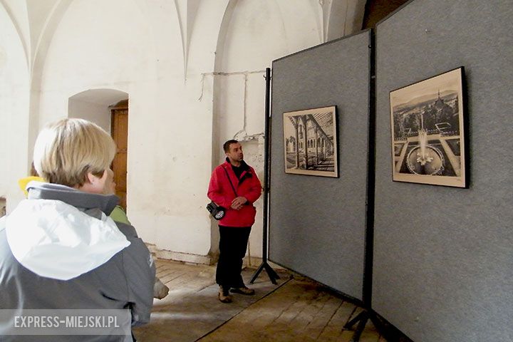 Gospodarze urozmaicili trasę wycieczki ekspozycją archiwalnych zdjęć i rysunków dotyczących historii pałacu