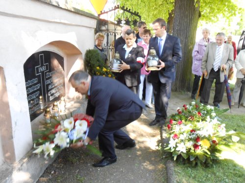 Tradycyjnie, wspólnie z przedstawicielami Związku Sybiraków oraz samorządu Ziębic, na cmentarzu komunalnym w Ziębicach złożono wiązanki kwiatów upamiętniających nieżyjących mieszkańców, zarówno narodowości polskiej jak i niemieckiej. To oni przez lata budowali rzeczywistość, w której teraz żyjemy.