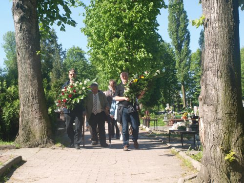 Tradycyjnie, wspólnie z przedstawicielami Związku Sybiraków oraz samorządu Ziębic, na cmentarzu komunalnym w Ziębicach złożono wiązanki kwiatów upamiętniających nieżyjących mieszkańców, zarówno narodowości polskiej jak i niemieckiej. To oni przez lata budowali rzeczywistość, w której teraz żyjemy.