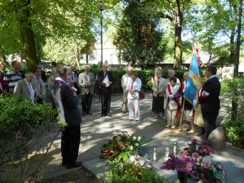 Tradycyjnie, wspólnie z przedstawicielami Związku Sybiraków oraz samorządu Ziębic, na cmentarzu komunalnym w Ziębicach złożono wiązanki kwiatów upamiętniających nieżyjących mieszkańców, zarówno narodowości polskiej jak i niemieckiej. To oni przez lata budowali rzeczywistość, w której teraz żyjemy.