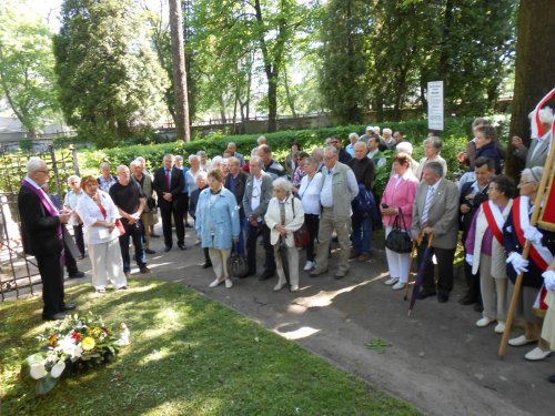 Tradycyjnie, wspólnie z przedstawicielami Związku Sybiraków oraz samorządu Ziębic, na cmentarzu komunalnym w Ziębicach złożono wiązanki kwiatów upamiętniających nieżyjących mieszkańców, zarówno narodowości polskiej jak i niemieckiej. To oni przez lata budowali rzeczywistość, w której teraz żyjemy.