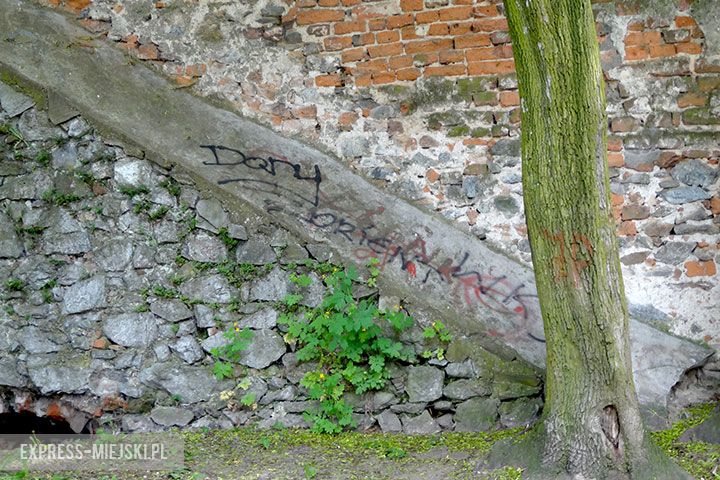 Niedawno odrestaurowane ściany są już popisane