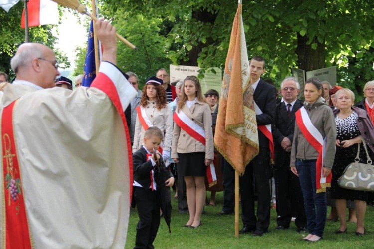 Po mszy świętej ksiądz bp. Ignacy Dec oraz ksiądz proboszcz Bogdan Wolniewicz – dziekan Dekanatu Ząbkowice Śląskie Południe poświęcili odsłonięty obelisk