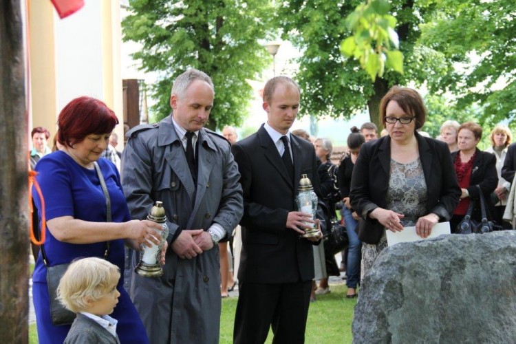 Mieszkańcy oraz przedstawiciele samorządu gminy i powiatu, złożyli kwiaty oraz zapalili znicze pod obeliskiem