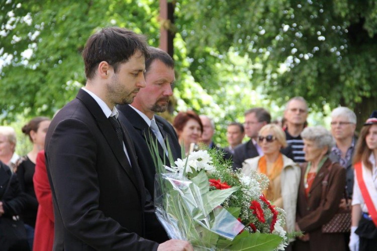 Mieszkańcy oraz przedstawiciele samorządu gminy i powiatu, złożyli kwiaty oraz zapalili znicze pod obeliskiem