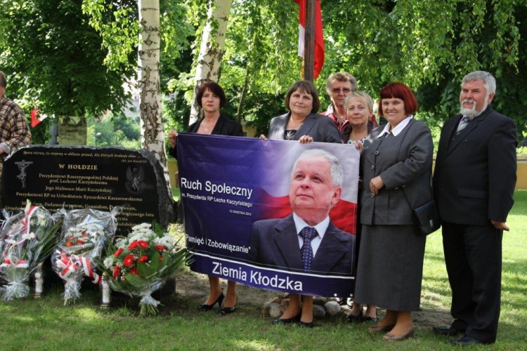 W uroczystości udział wzięły delegacje Ruchu Społecznego im. Lecha Kaczyńskiego z Kłodzka i Dzierżoniowa oraz członkowie klubów Gazety Polskiej