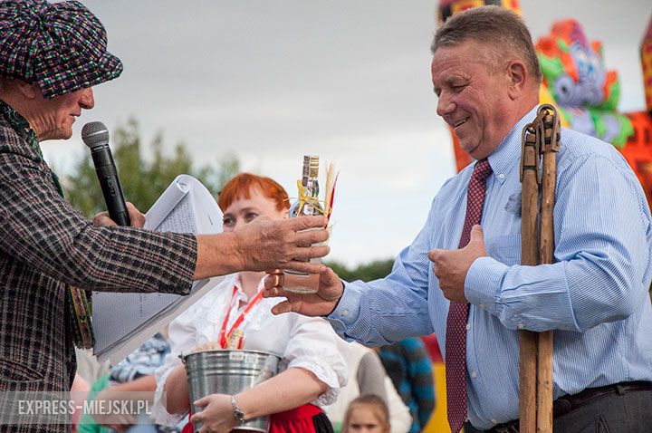 Pierwsze miejsce w konkursie młócenia cepem zboża zajął wójt gminy Ciepłowody - Jan Bajtek