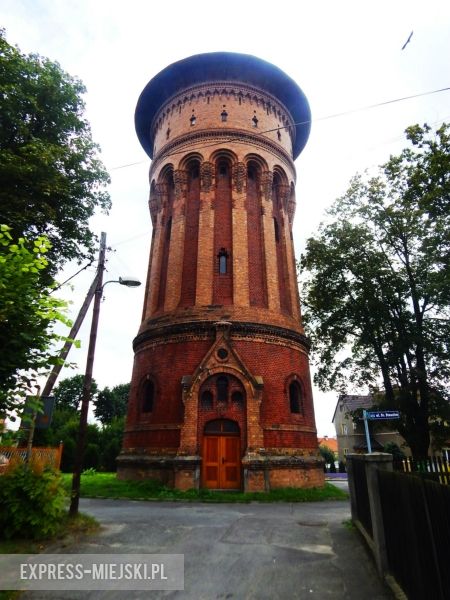 Miasto posiada „Górę Szubieniczą” – stała tam miejska szubienica, czyli miejsce egzekucji oprychów. To tam 20 września 1606 roku dokonano publicznej egzekucji przez okaleczenie i później spalenie na stosie szajki grabarzy ząbkowickich, którzy wywołali słynną zarazę związaną z "narodzeniem się" legendy ząbkowickiego Frankensteina. Dzisiaj nie ma już śladu po szubienicy, której resztki pewnie rozebrano, gdy budowano w tym miejscu wieżę ciśnień. Stoi tam ona do dziś, w nieco zmienionej formie.