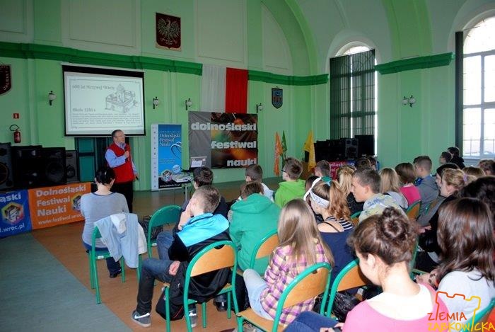 Uczniowie biorący udział w konkursie "Z immunobiologią na Ty"