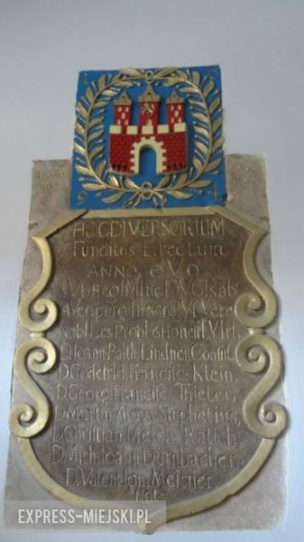 Herb miasta w bramie jednej z kamienic – Jest to oficjalny herb miasta Frankenstein, ale sporo różni się od obecnego. Ów herb posiada czeskiego lwa, a datowany jest na rok 1867. W budynku znajdowała się najstarsza miejska karczma, a na początku dwudziestego wieku Hotel pod Słoniem – najbardziej luksusowy pensjonat w Ząbkowicach Śląskich. Kamienica znajduje się na ulicy 1 Maja vis a vis Biedronki.