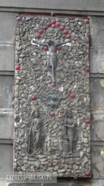 Scena ukrzyżowania zrobiona z chryzoprazu – Chryzopraz był długo wydobywanym minerałem w szklarskich kopalniach. Zwany był również „złotem głupców”. Właśnie z tego kamienia została stworzona płaskorzeźba przedstawiająca scenę ukrzyżowania Jezusa. Detal znajduje się na budynku przy ul. Batalionów Chłopskich. Wcześniej był to gmach Banku Śląskiego, jednego z największych w regionie. Rzeźba pochodzi z końca dziewiętnastego wieku.