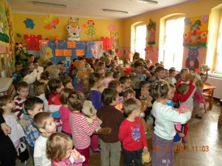 Dzieci chętnie uczestniczyły w spotkaniach i zabawach z misiem