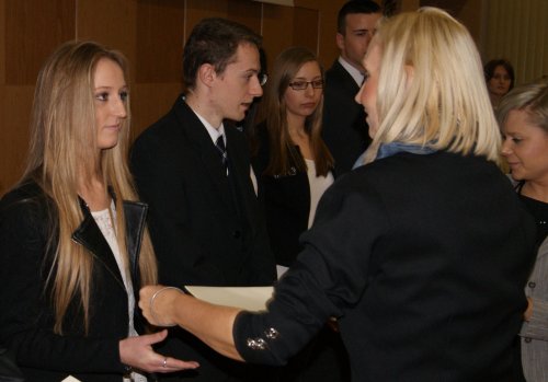 Dolnośląski Kurator Oświaty wręcza dyplomy i decyzje o przyznaniu stypendium