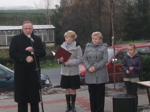 Nowy plac zabaw oraz zatoka postojowa w Potworowie