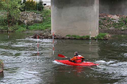 Slalom pod mostem w Bardzie